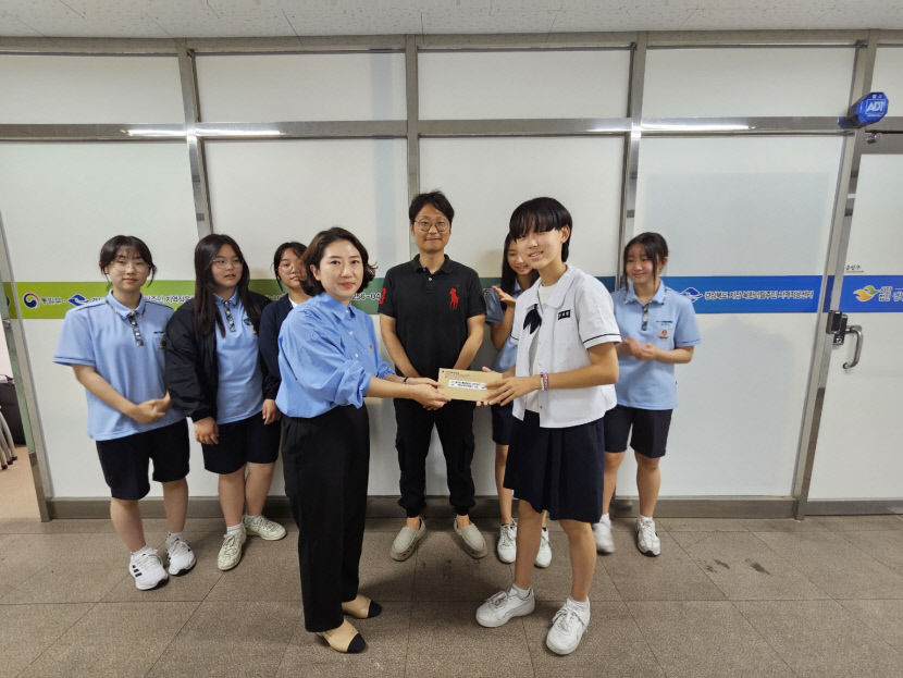 포항제철중 통일동아리, 북한이탈주민 돕기 기부금 전달