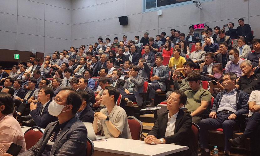 사람 몰려 넓은 장소로 옮겨 뜨거운 열기 속 열린 TK신공항 2차 사업설명회