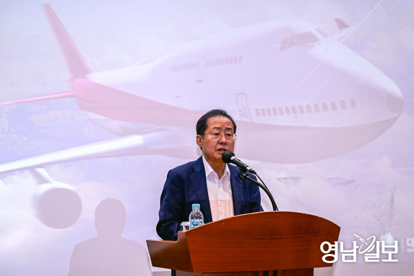 [포토뉴스] 홍준표 대구시장 대구경북신공항 사업 직접 설명