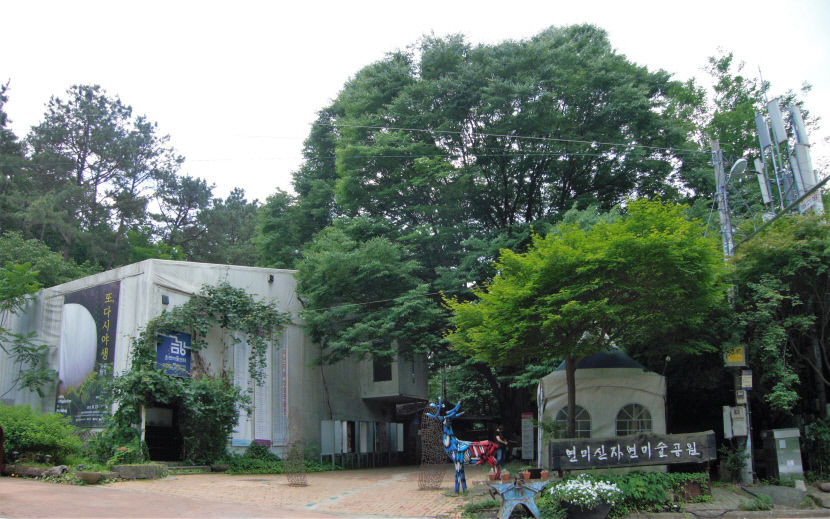 [주말&여행] 지금 떠나면 딱 좋은 충남 공주〈하〉 연미산 자연미술공원…전설의 곰은 죽지 않고 키 10m 솔곰으로 섰다