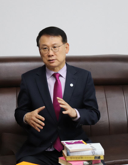 뉴스 유통망 장악 포털, 언론범주 넣어 책임 강화  포털 개혁나선 국힘 윤두현 미디어정책조정특위 위원장