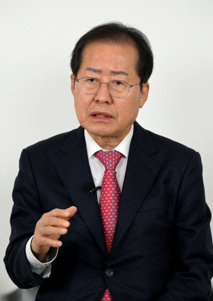 홍준표 오늘부로 경찰, 市 출입금지 vs 경찰 법원 결정 존중하라