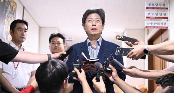 洪, 선거법 위반 사실 없으면 책임묻겠다···경찰, 퀴어축제와 무관한 법 집행