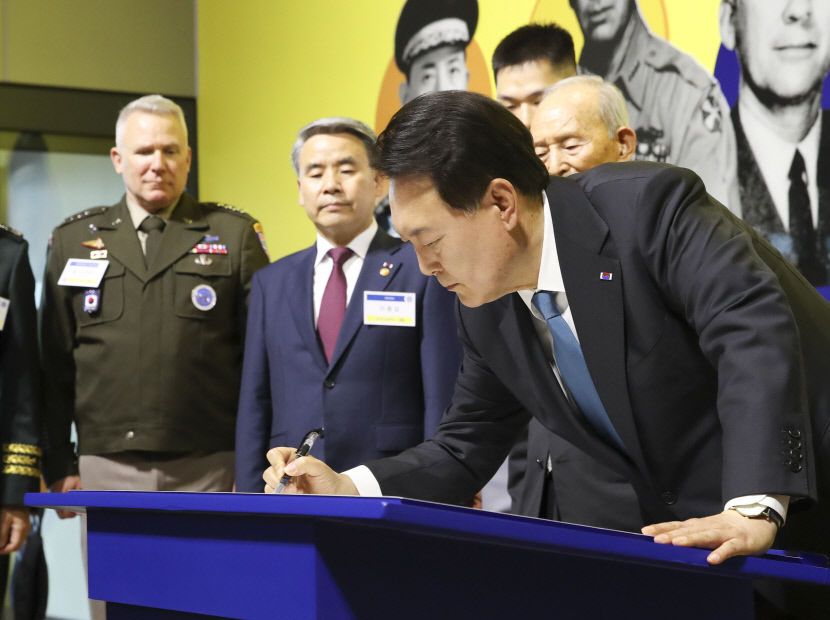 尹, 6·25 맞아 전쟁 영웅·후손들과 한미동맹 70주년 특별전 관람