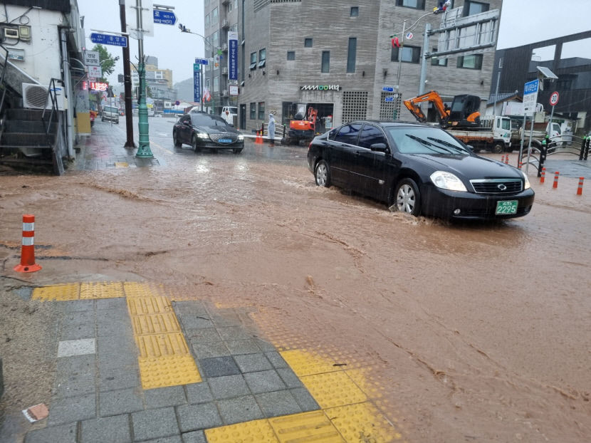 영양읍내 우수관로 시멘트풀 막혀 운전자 불편…장마철 더 큰 침수 피해 우려