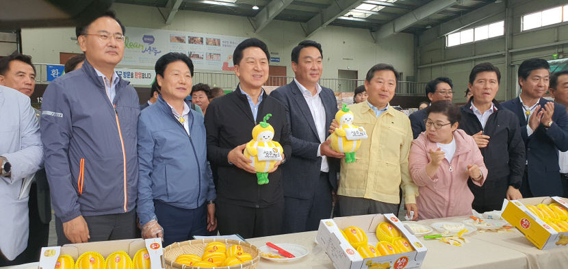 성주참외 시식 김기현 野 사드괴담으로 군민 고통