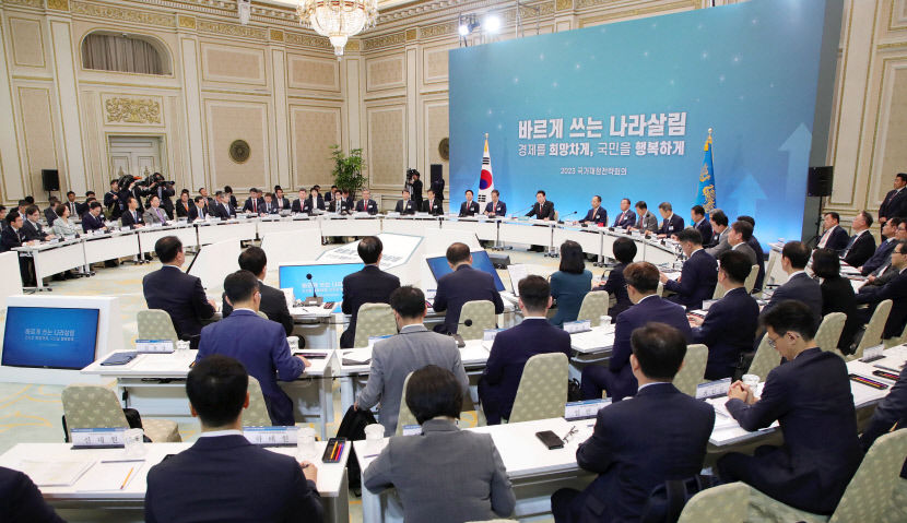 尹, 내년도 예산에 긴축 건전재정 불가피…꼭 필요한 곳에 제대로 쓸 것