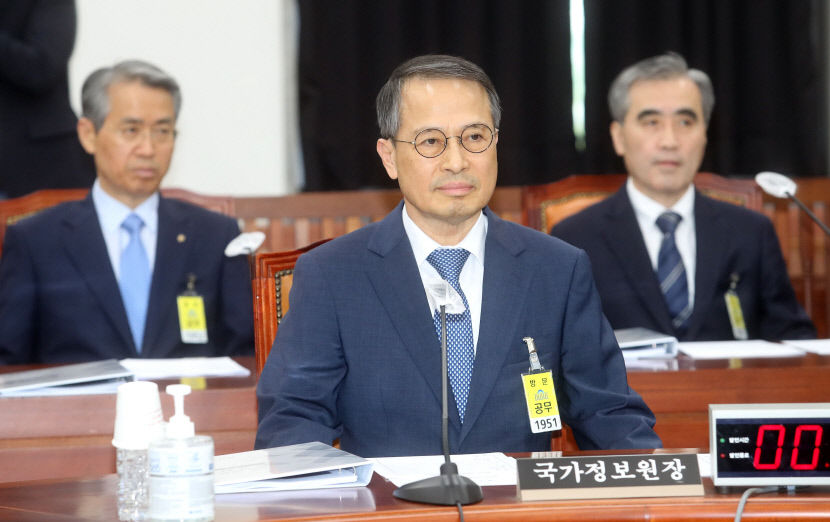 尹 경질설 김규현 국정원장에 최선다해 헌신하라…사실상 재신임