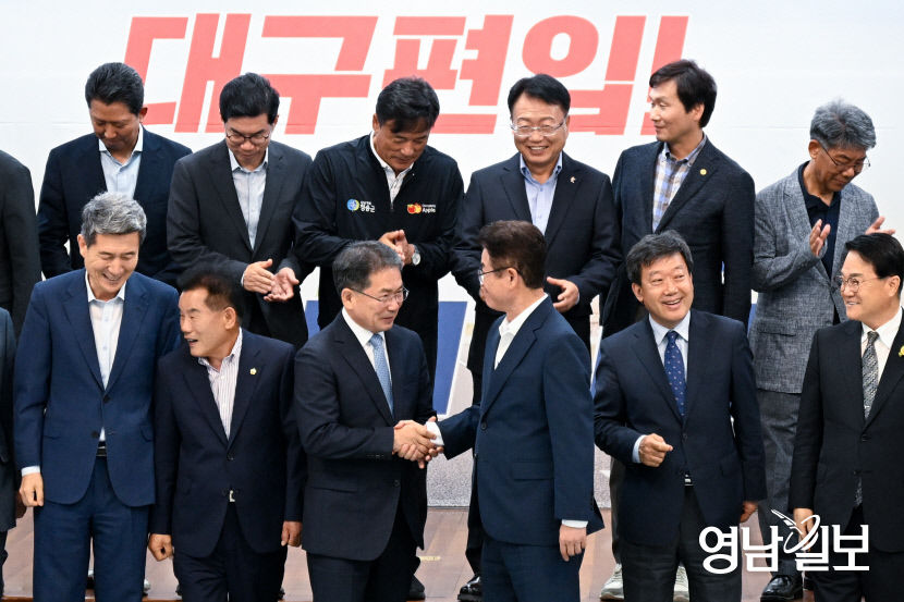 [포토뉴스] 김진열 군위군수와 작별 악수하는 이철우 경북도지사