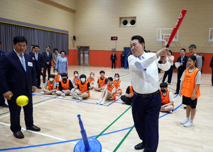 초등생들과 티볼 함께한 尹…늘봄학교 참관하며 교원·학무보·학생 격려