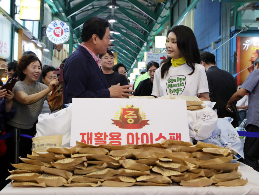 김건희 여사 강릉서 경포해변 정화활동·시장방문 등 민생행보