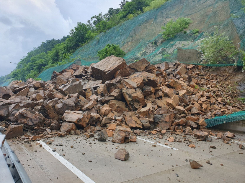 상주영천고속도로 하행선 산사태···일부 구간 운행 통제