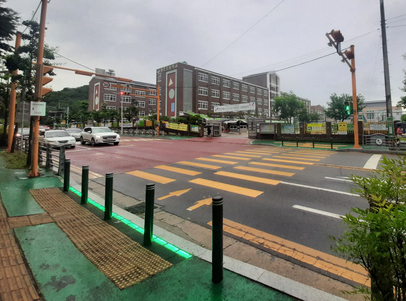 어린이보호구역 횡단보도 건너기 전 바닥 신호등도 확인하세요