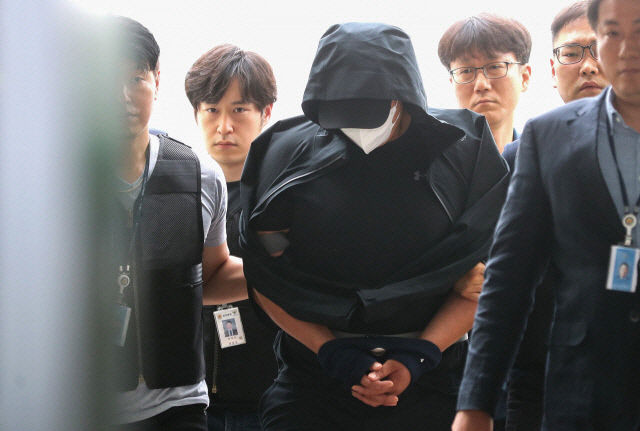 224m 상공에서 항공기 비상문 개방한 30대 남성, 상해죄 추가 송치