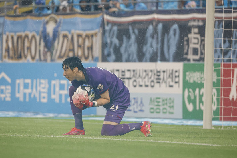 VAR로 득점 취소 당한 대구FC, 강원FC와 0-0 무승부