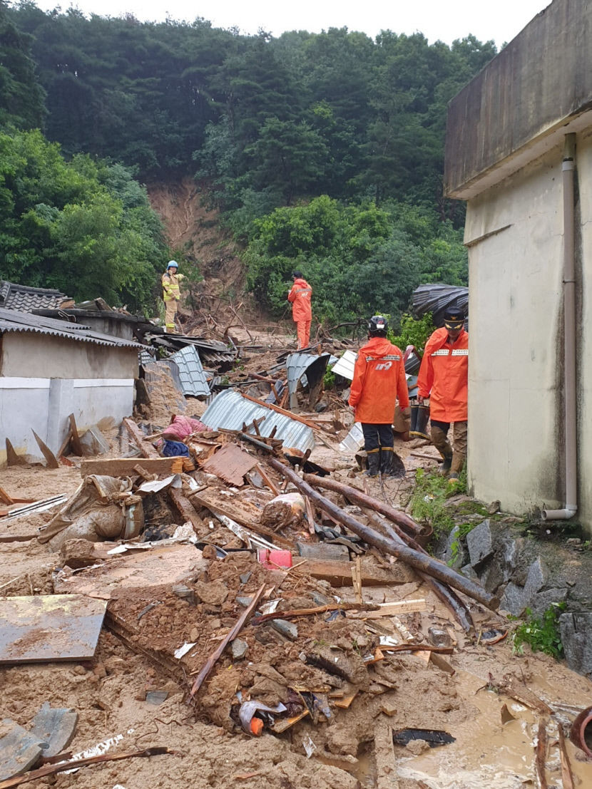 [속보]영주서 산사태로 주택 붕괴… 80대 부부 매몰