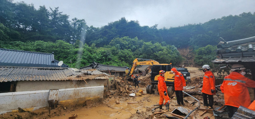 [2보]영주서 산사태 주택 붕괴… 80대 부부 매몰