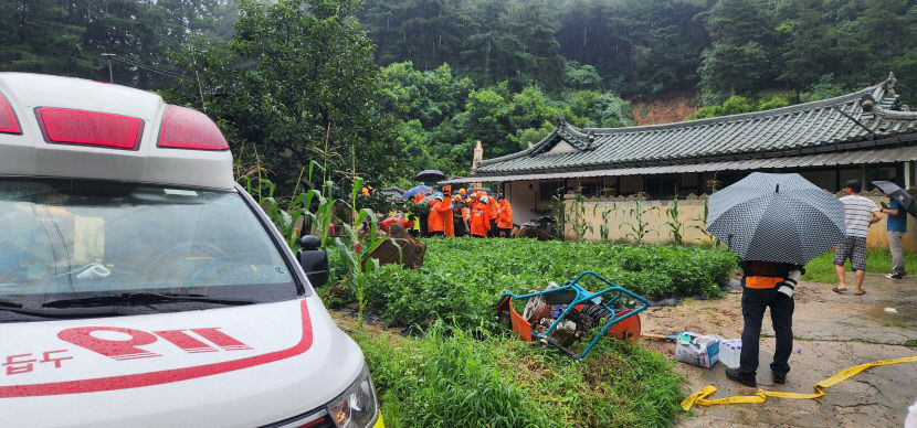 [2보]영주서 산사태 주택 붕괴… 80대 부부 매몰