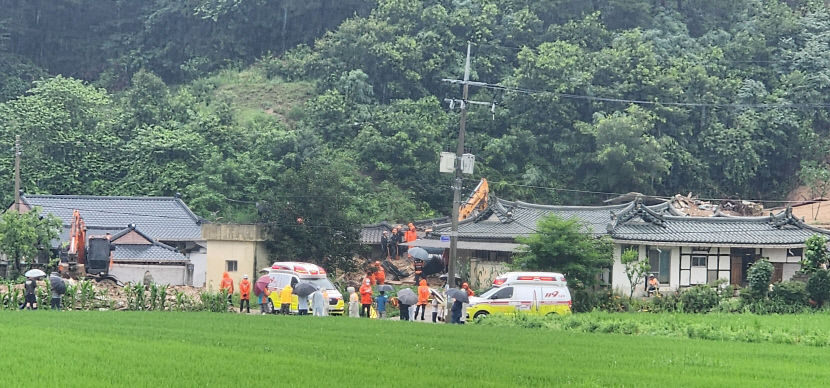 [르포] 사흘째 이어진 거센 장맛비 영주시 곳곳 산사태… 4명 숨지고 1명 부상