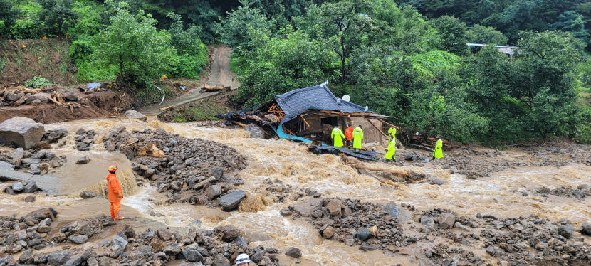 [종합]약해진 지반이 산사태로...경북지역 사망자 17명 발생