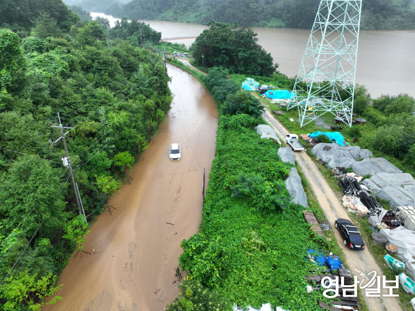 [포토뉴스] 산사태로 침수된 예천군 송월리 지방도