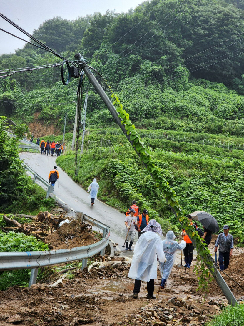 [포토뉴스] 예천군 효자면 백석리 산사태 현장