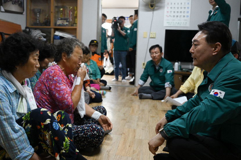예천 산사태 피해마을 찾은 尹대통령 정부에서 다 복구할 것…걱정마시라