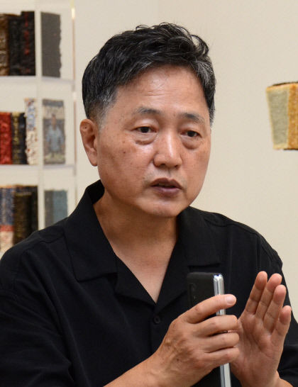 [갤러리에서] 5년 만에 개인전 이지현 작가, 책·사진 해체…일상에서 익숙하지 않은 美 제시하다