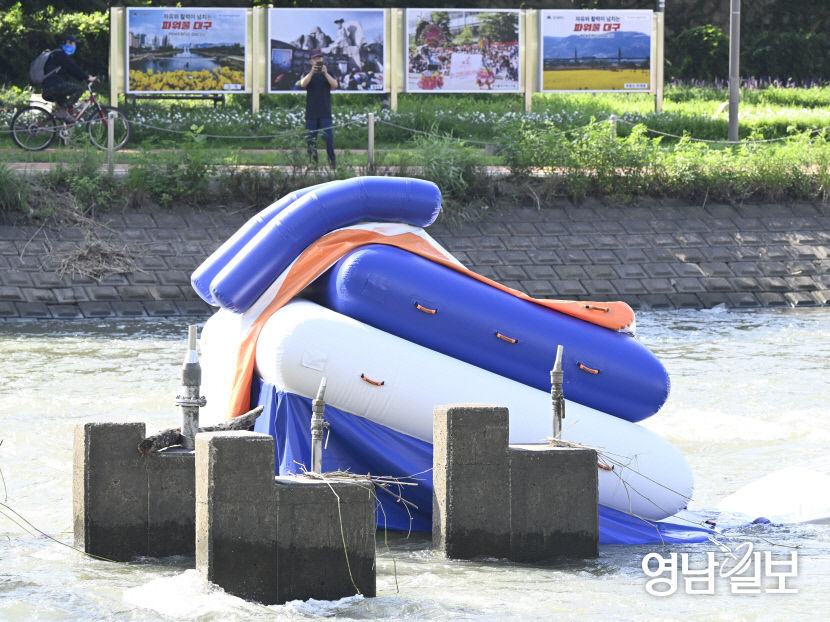 [포토뉴스] 유실된 대구 신천 물놀이장 시설 동신교 인근 분수대에서 발견