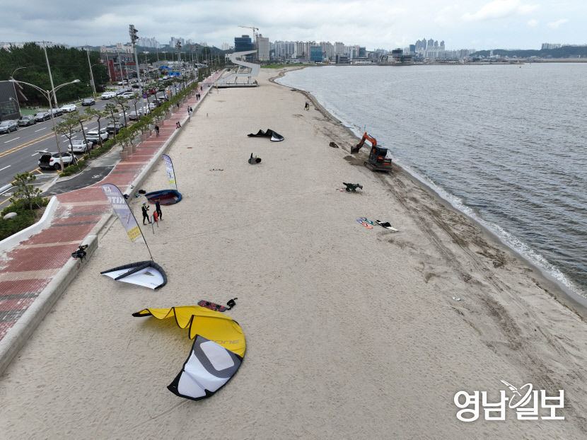 [포토뉴스] 집중호우 여파로 한산한 포항 송도 해수욕장