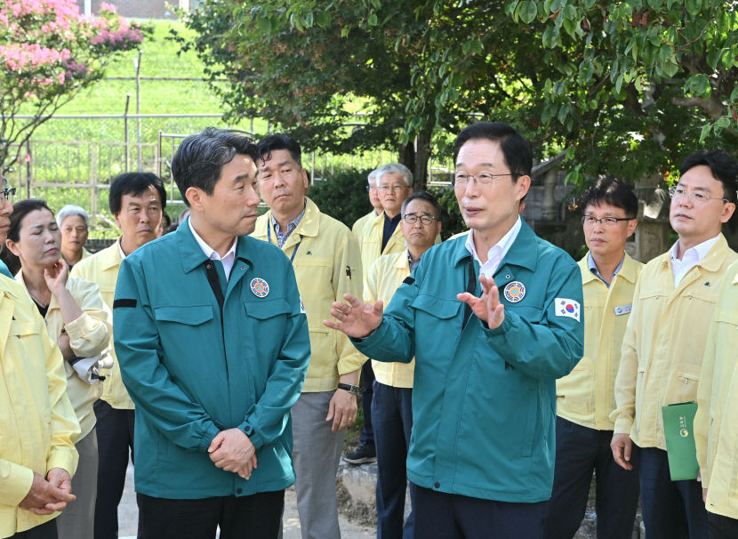 이주호 부총리, 집중호후 피해 문경 문창고 현장 방문