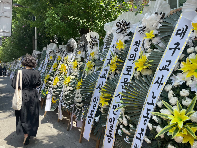 [르포] 서울 서이초등 교사 추모 현장 가봤더니…화환 수천개·끊이지 않는 발걸음