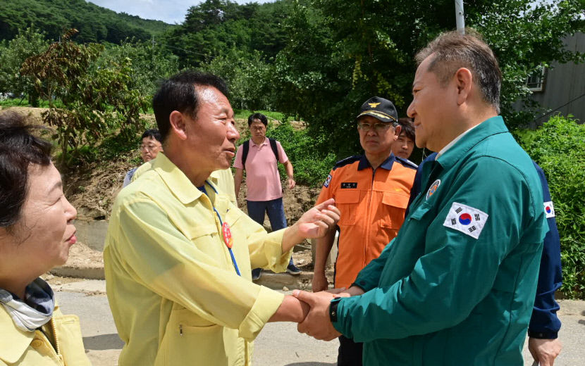 이상민 행정안정부 장관 안전만큼은 관행이나 불합리 반드시 개선할 것…봉화 산사태 피해현장 찾아