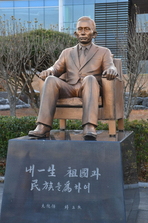 포항의 새마을운동발상지 박정희 전 대통령 동상. 1971년 문성리에서 전국 시장·군수 비교행정회의를 주재하던 박 전 대통령의 모습을 재현했다. 영남일보DB