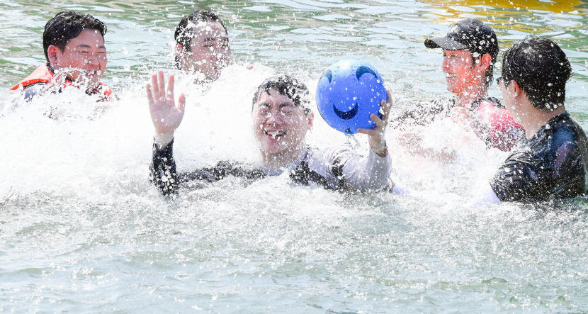 [포토뉴스] 경주 산내 계곡에서 더위 식히는 피서객들