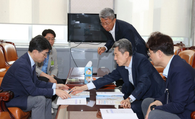 포항시, 내년 국비 확보 잰 걸음…이강덕 시장, 기재부 2차관 만나 현안사업 지원 건의