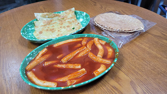 [대구 맛집] 대구 수성구 지산동 한떡, 납작만두에 돌돌 말아 한입…추억의 포차 떡볶이맛