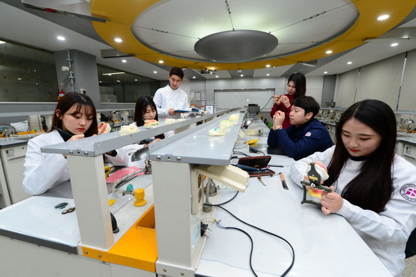 [취업 잘되는 학과] 대구보건대 치기공학과, 치과기공사 양성 52년 노하우…해외취업 7년간 125명 글로벌 명문