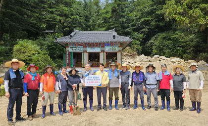경주시의회, 영주 수해 피해 지역 찾아 복구 봉사…성금도 전달