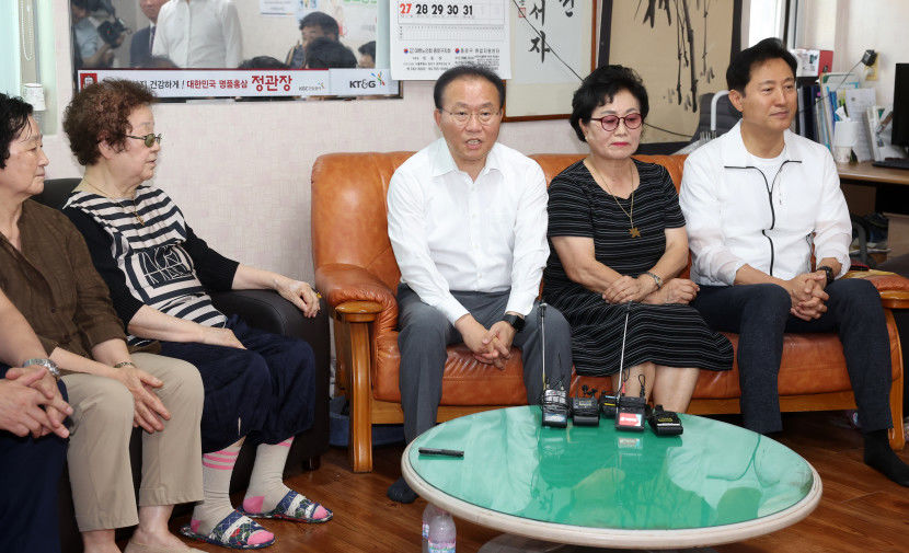 어르신 향해 고개 든 국힘…고개 숙인 민주당
