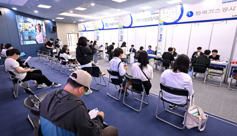 취업 눈높이 낮춘 대구 청년들…신의 직장 공공기관보다 중견기업 더 많이 준비