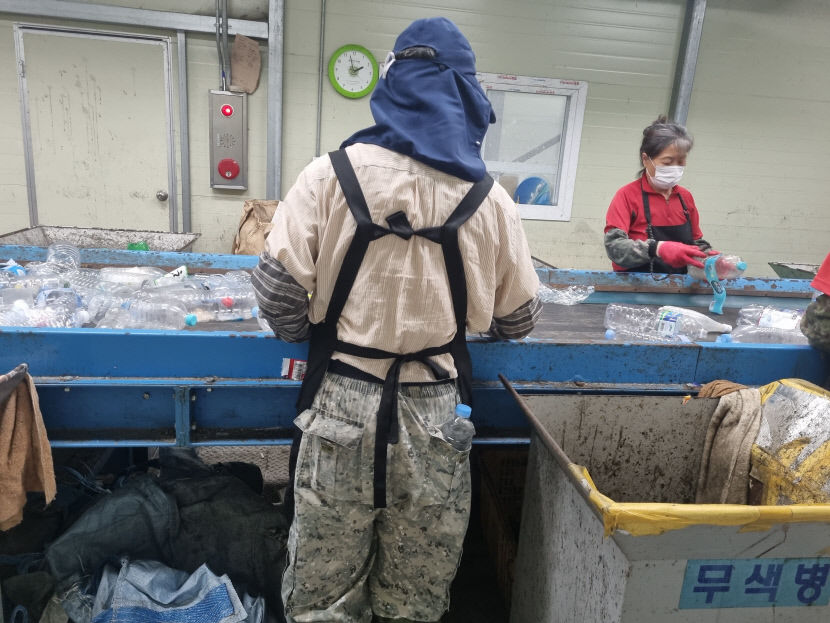 폭염 속에 선풍기뿐…청도환경관리센터 작업자들 땀 한바가지