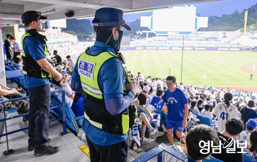 [포토뉴스] 라이온즈 파크에서 묻지마 살인범 경계 근무 중인 경찰