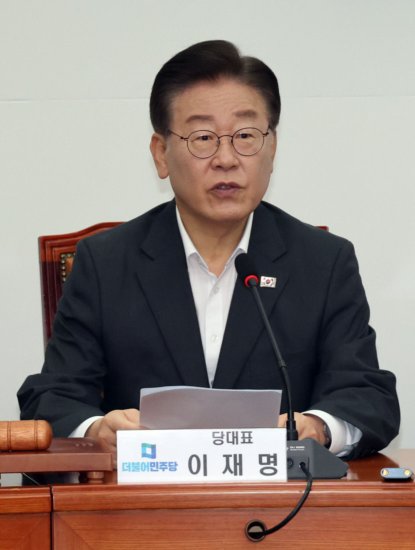혁신위 논란에 사법리스크까지…휴가 마치고 복귀하는 이재명 첩첩산중