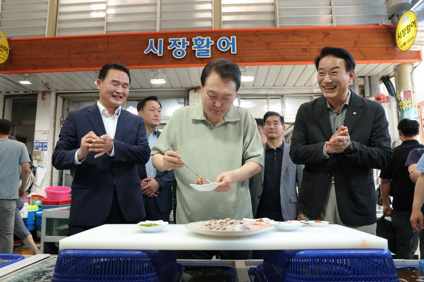 휴가에도 매일같이 현안 대응…尹대통령도 피하지 못한 휴가 징크스