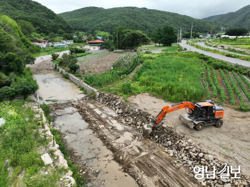 [포토뉴스] 힌남노 피해 입었던 경주 암곡마을에서 막바지 하천 정비 공사