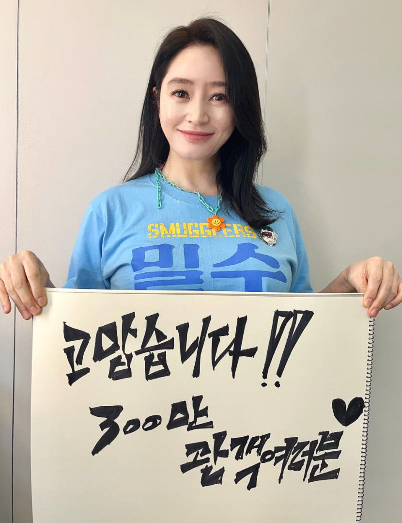 애써 만든 영화니까 손, 써야죠…한국 영화계에 부는 손글씨 바람