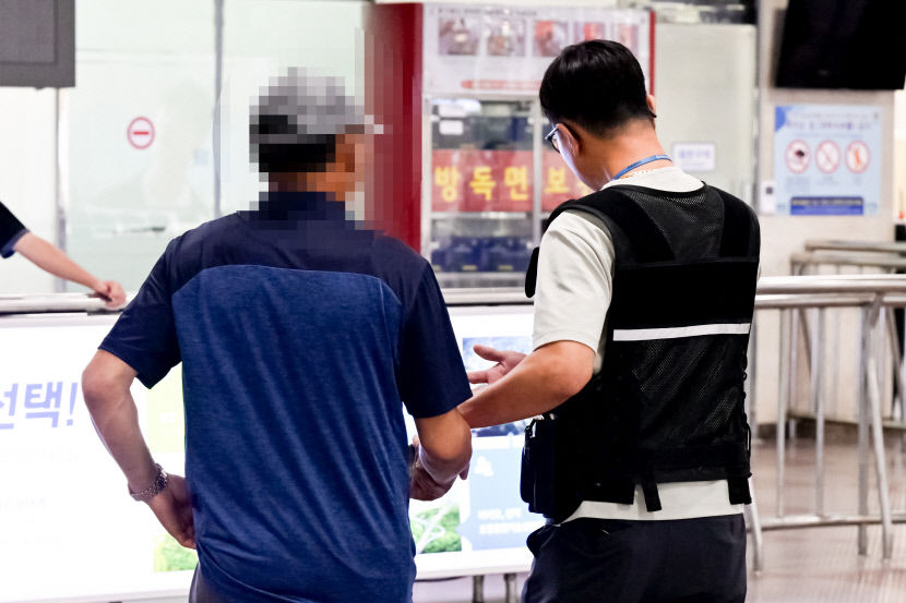 [포토뉴스] 테러 예고된 대구공항에서 폭발물 의심 짐가방 수색하는 EOD