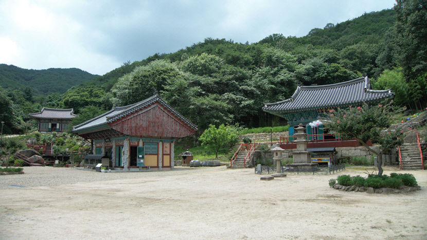 [주말&여행] 경북 경산 불굴사 홍주암, 거대한 바위가 만든 자연석굴, 원효대사·김유신 수행 발자취