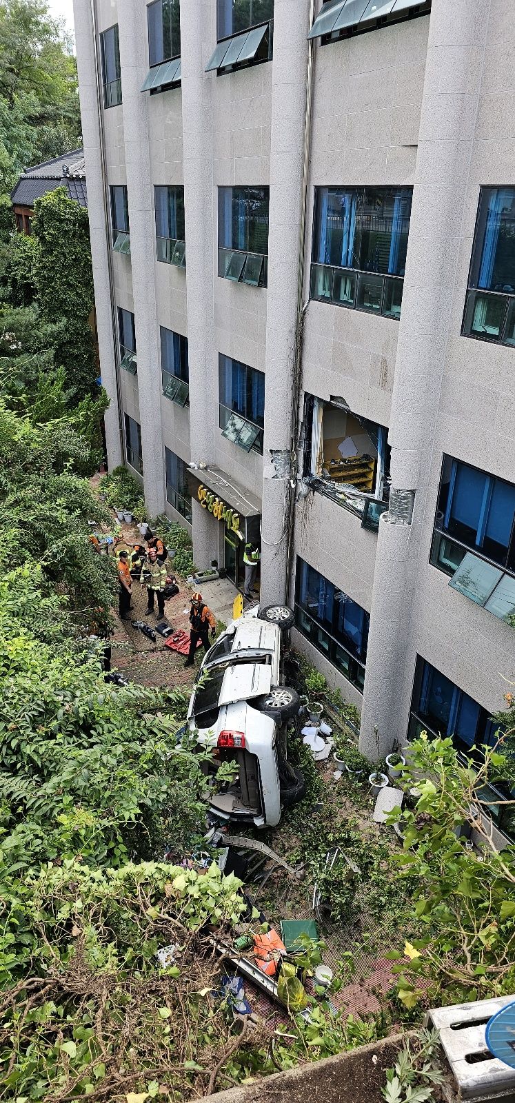 안동서 내리막 길 달리던 차량 5m 추락… 경찰 운전 부주의 추정